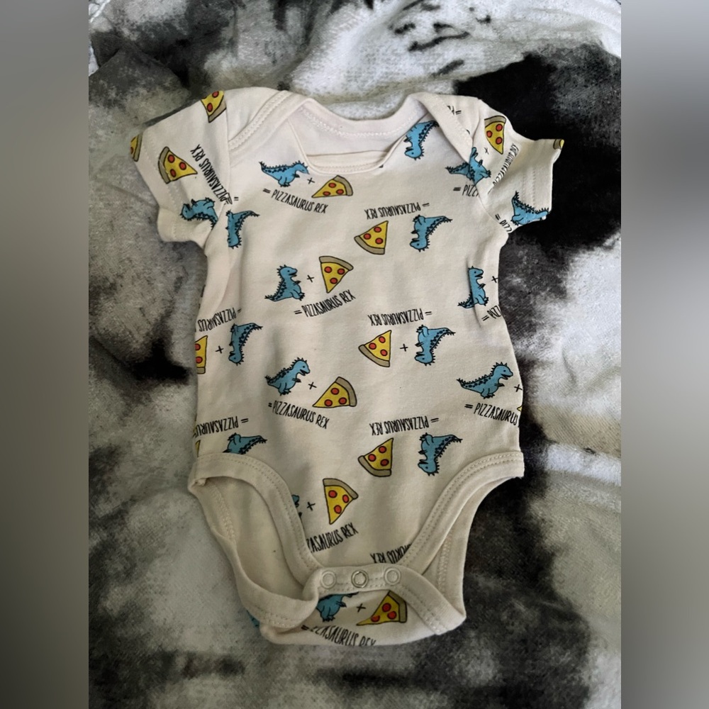 6/10$ NWOT Rosie Pope bodysuit 3-6 months, dinosaurs and pizza